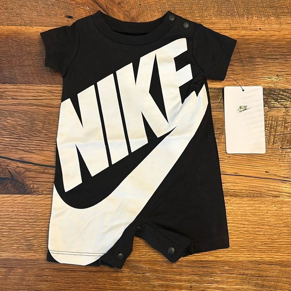 Air Nike baby newborn Bodysuit black / white NWT